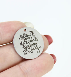 "Follow Your Dreams" Metal Charm Pendant with Moon and Stars Etching - Inspiring Symbol of Pursuing Your Dreams (1pc)