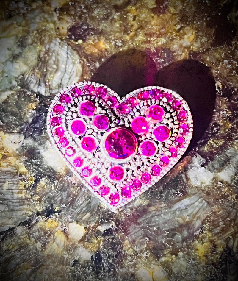 "Glamourous Heartbeats: Rhinestone Heart Shaped Snap Button for 18mm Snap Jewelry Collection"