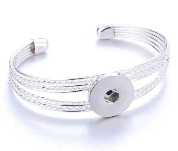 "Fashionable Snap Button Bangle Bracelet: Versatile Style for Every Occasion"